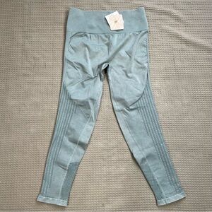 Fabletics Sync Leggings Medium‎ Womens NWT High Waist Perforated 7/8 Athletic